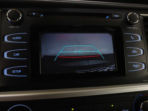 Used 2019 Toyota Highlander LE image 29