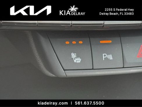 Used 2024 Cadillac XT4 Luxury w/ Cold Weather Package FWD image 24
