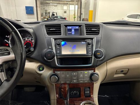 Used 2013 Toyota Highlander Limited image 24
