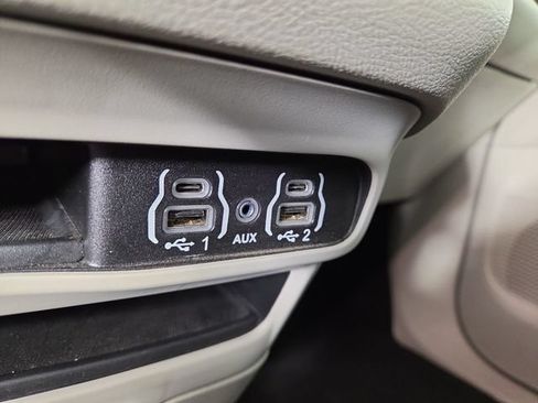 Used 2024 Chrysler Pacifica Touring-L FWD image 26