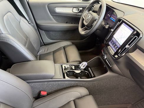 Certified 2025 Volvo XC40 B5 Plus AWD/4WD image 22