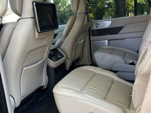 Used 2018 Lincoln Navigator Reserve w/ Technology Package image 17