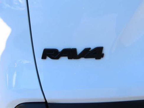 Used 2022 Toyota RAV4 LE image 7