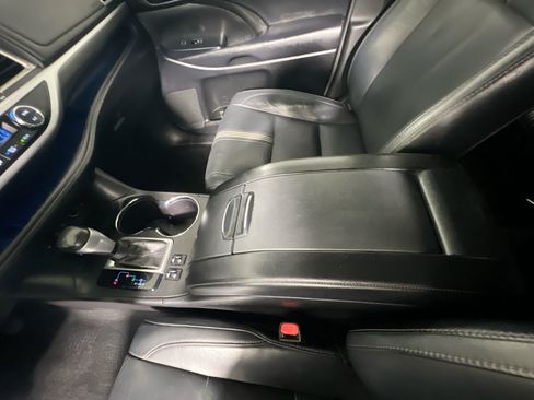 Used 2018 Toyota Highlander SE FWD image 25