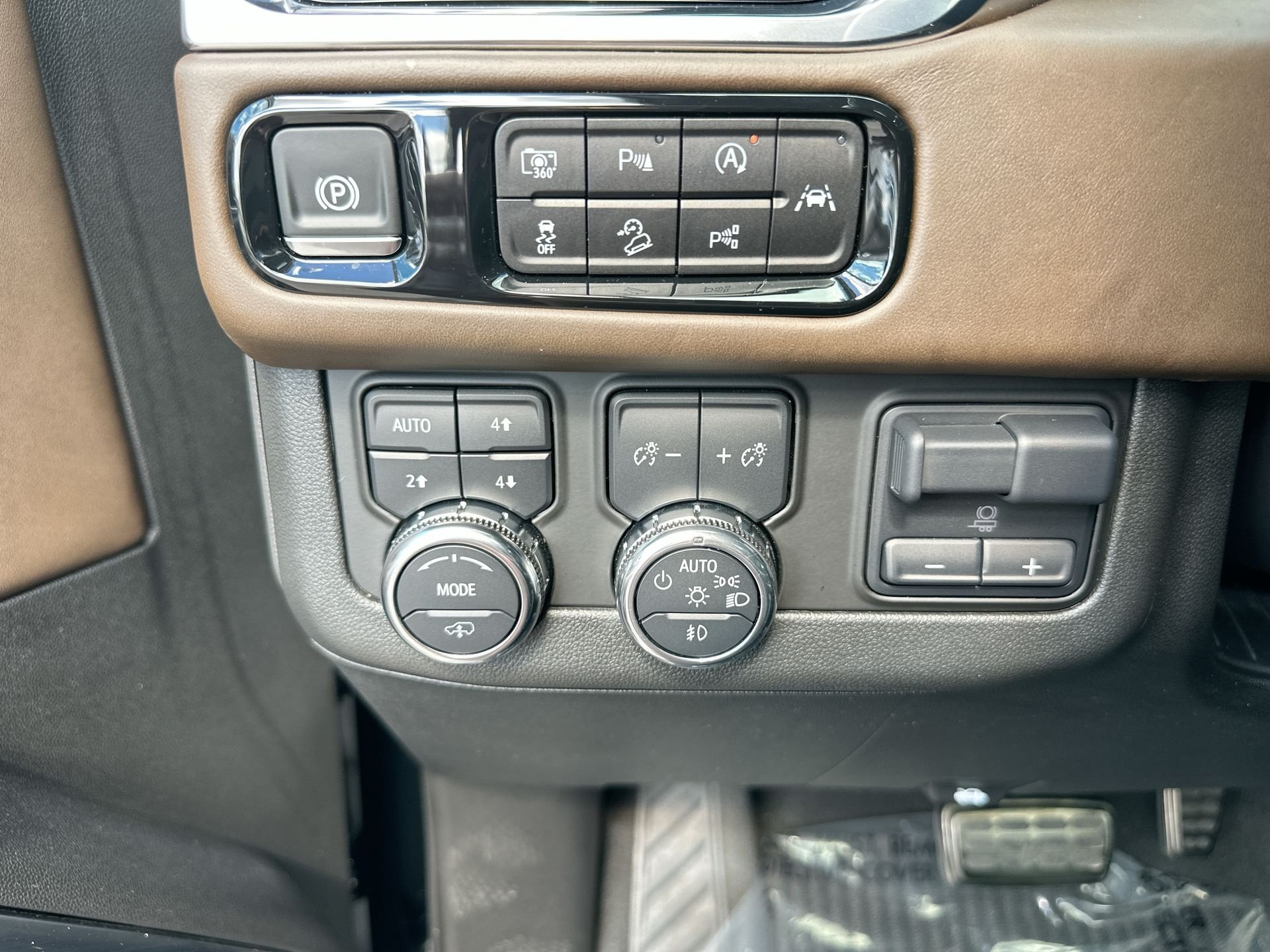 Certified 2025 GMC Yukon Denali Ultimate AWD/4WD image 18