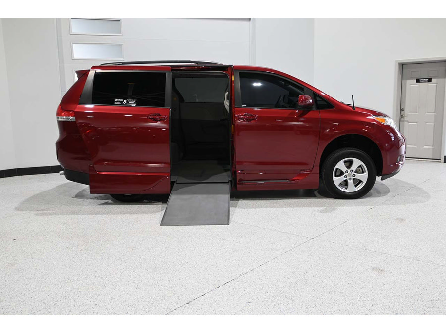 Used 2013 Toyota Sienna LE FWD image 17