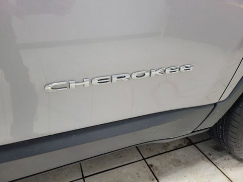 Used 2021 Jeep Cherokee Latitude Lux image 24