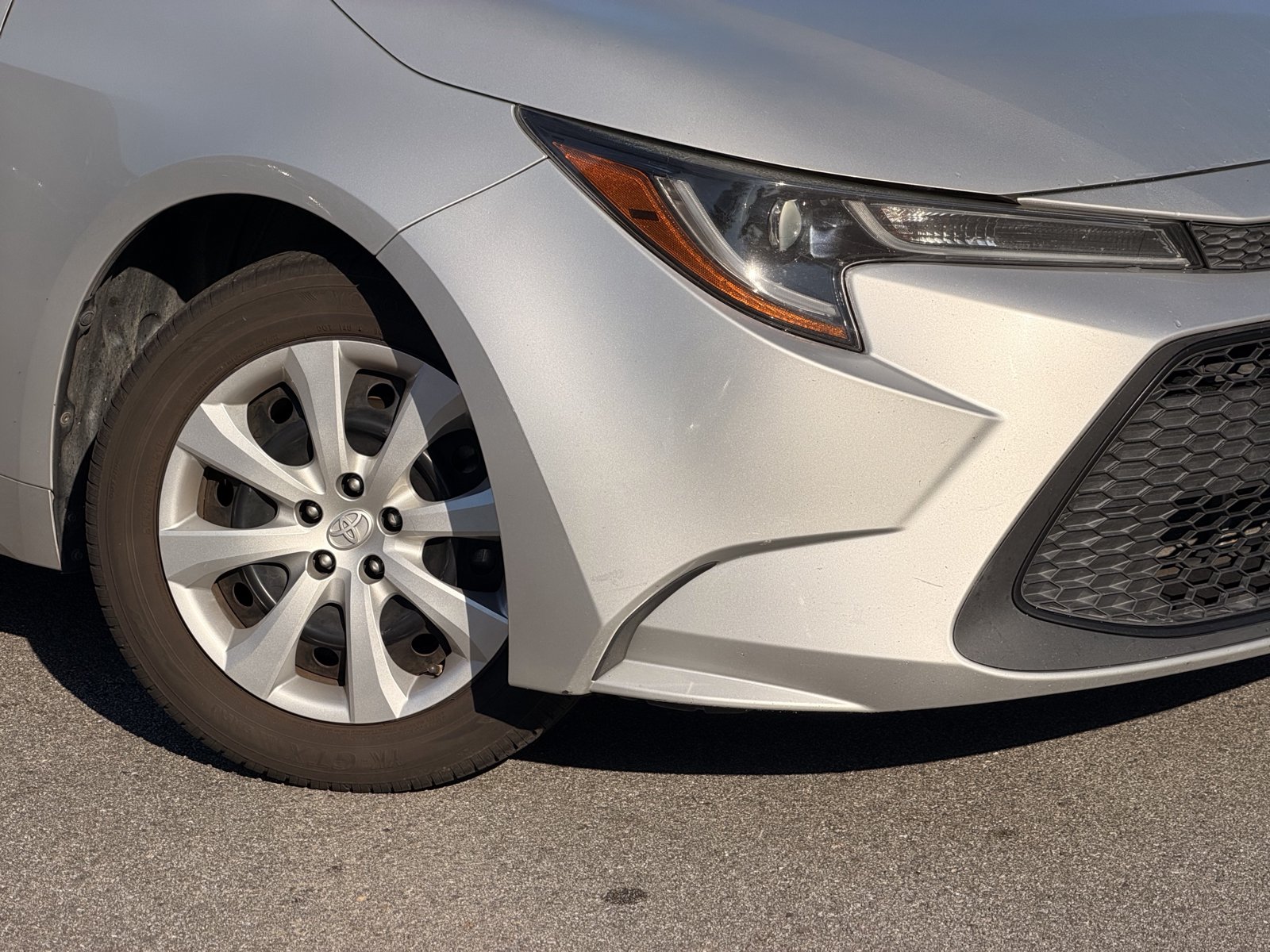 Used 2021 Toyota Corolla LE FWD image 3