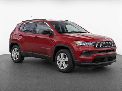 Used 2022 Jeep Compass Latitude w/ Sun and Sound Group FWD image 2