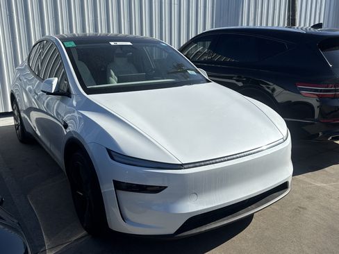 Used 2026 Tesla Model Y 2WD image 1