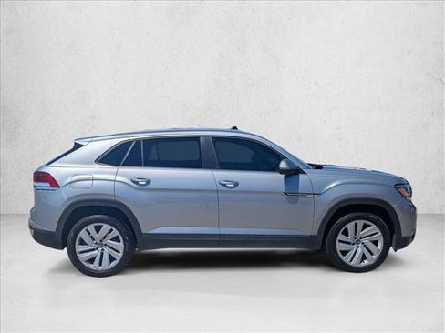 Used 2023 Volkswagen Atlas Cross Sport SE w/ Panoramic Sunroof Package FWD image 4