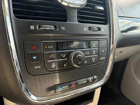 Used 2015 Chrysler Town & Country Touring-L w/ Driver Convenience Group FWD image 33