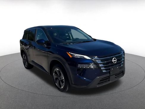 Used 2025 Nissan Rogue SV image 3