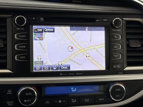 Used 2019 Toyota Highlander XLE image 20