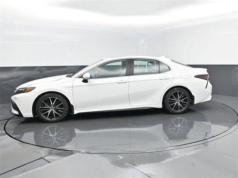 Used 2023 Toyota Camry SE w/ Cold Weather Package image 5