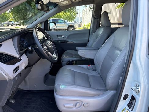 Used 2017 Toyota Sienna XLE Premium FWD image 12