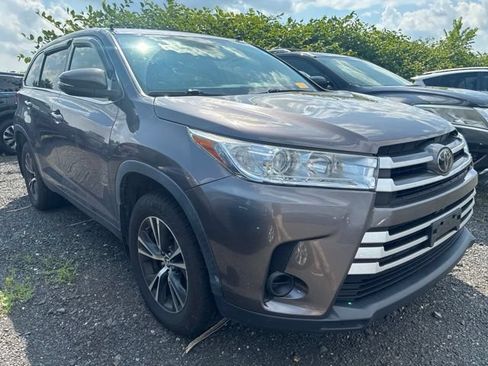 Used 2019 Toyota Highlander LE AWD/4WD image 3