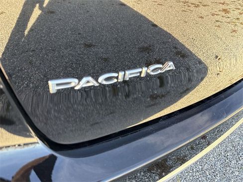 Used 2024 Chrysler Pacifica Touring-L image 30