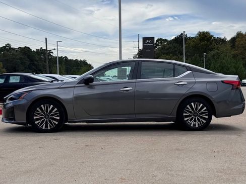 Used 2025 Nissan Altima 2.5 SV FWD image 11