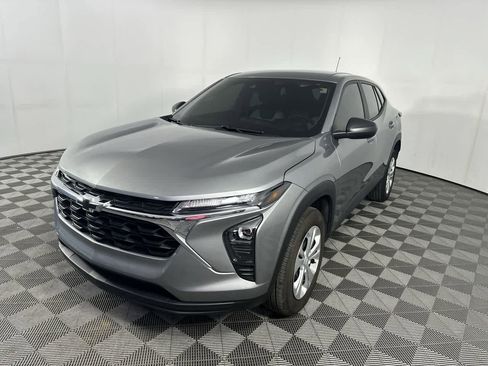 Used 2025 Chevrolet Trax LS w/ LPO, Blackout Package FWD image 4
