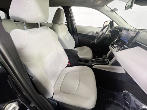 Used 2022 Toyota Corolla Cross LE image 25