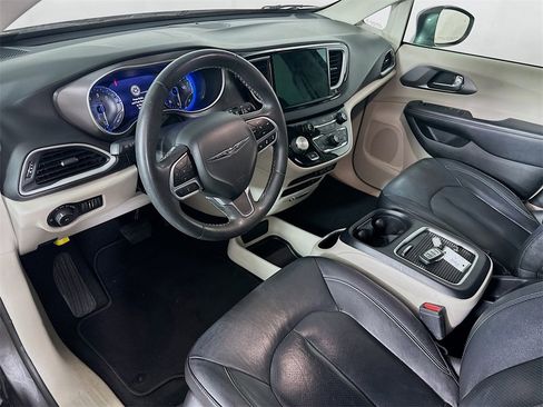 Used 2022 Chrysler Pacifica Touring-L image 29