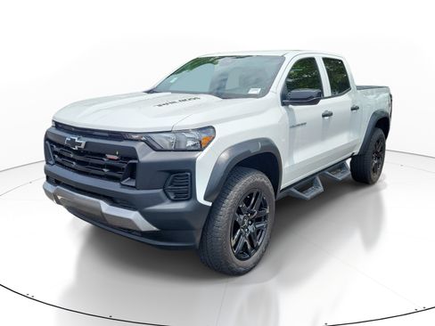 Used 2024 Chevrolet Colorado Trail Boss w/ Advanced Trailering Package AWD/4WD image 3
