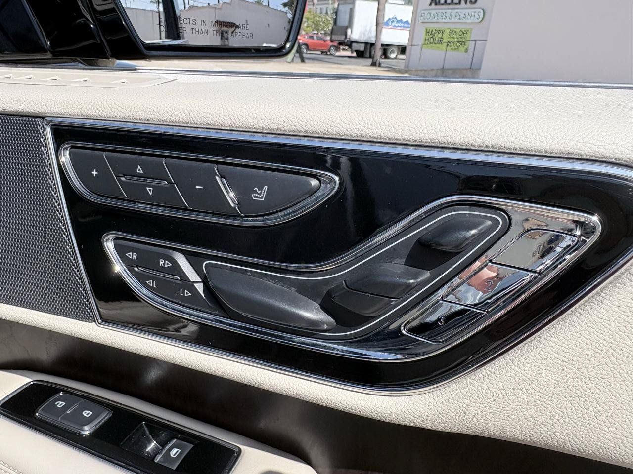 Used 2018 Lincoln Navigator Select w/ Technology Package RWD image 28