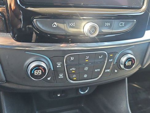 Used 2023 Chevrolet Traverse LT FWD image 17