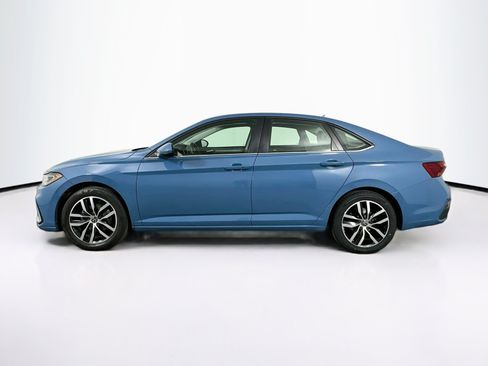 Used 2025 Volkswagen Jetta SE FWD image 4
