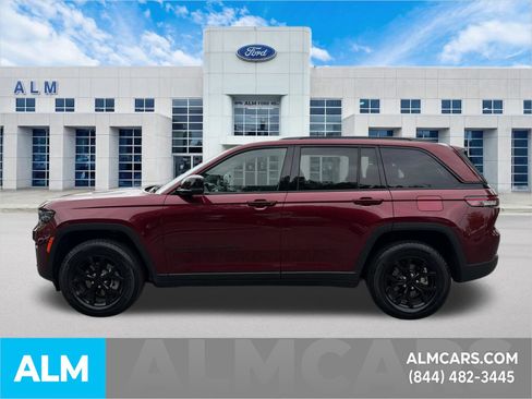 Used 2025 Jeep Grand Cherokee Altitude AWD/4WD image 9