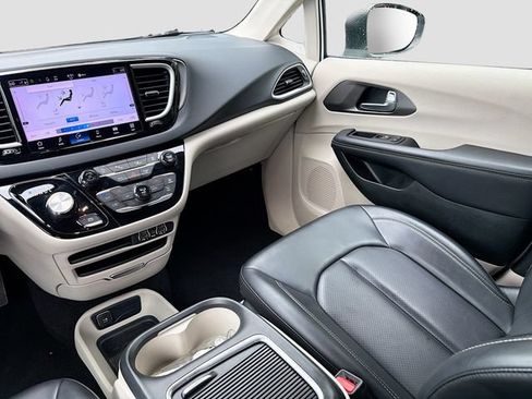 Used 2023 Chrysler Pacifica Touring-L FWD image 27