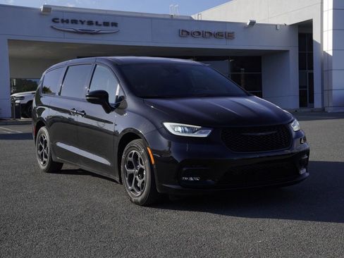 Used 2022 Chrysler Pacifica Touring-L w/ Uconnect Theater Family Group FWD image 2