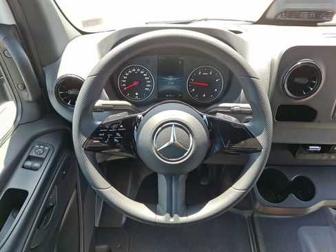 Used 2025 Mercedes-Benz Sprinter 2500 image 19