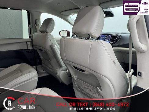 Used 2021 Chrysler Pacifica Touring-L FWD image 63