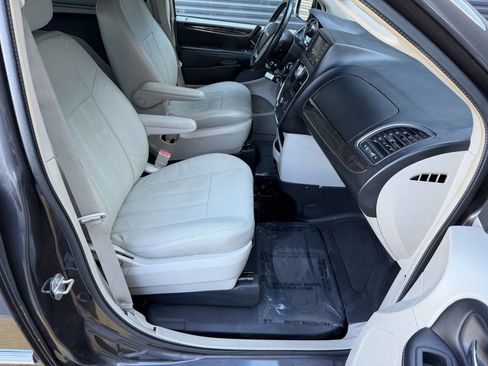 Used 2016 Chrysler Town & Country Touring image 30