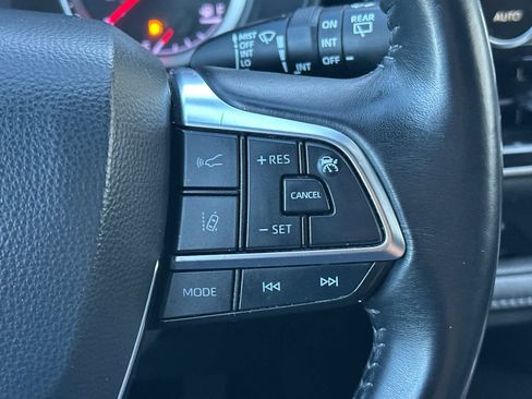 Used 2021 Toyota Highlander LE image 28