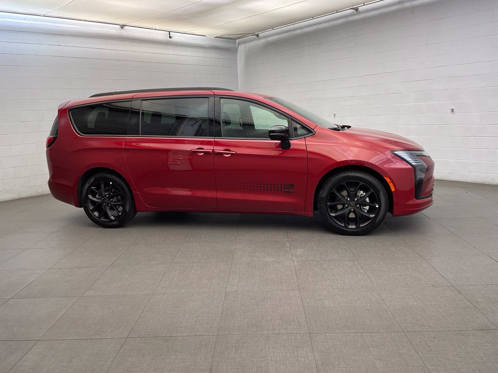 New 2027 Chrysler Pacifica Select FWD image 2