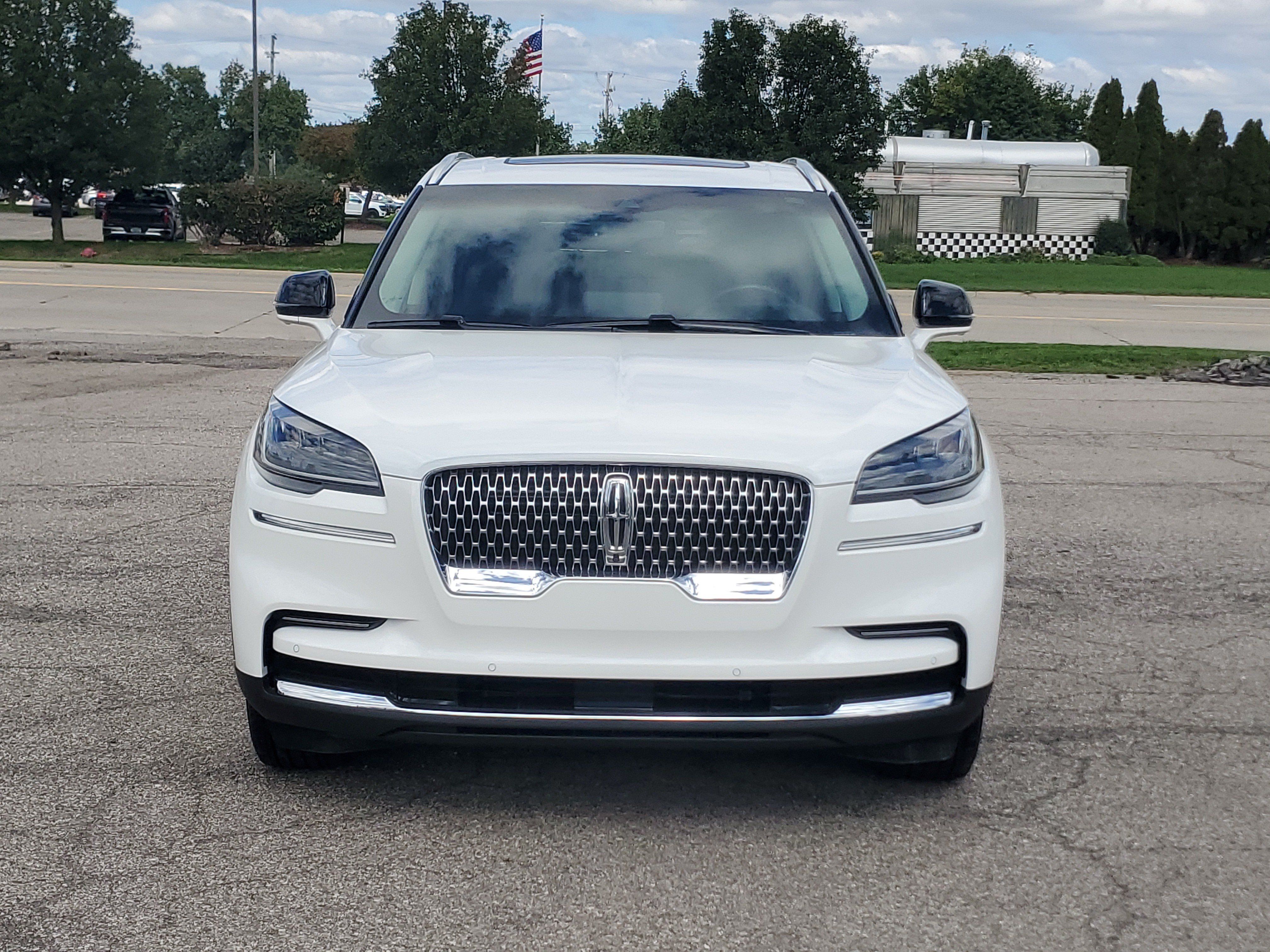 Used 2024 Lincoln Aviator Reserve w/ Elements Package Plus AWD/4WD image 2