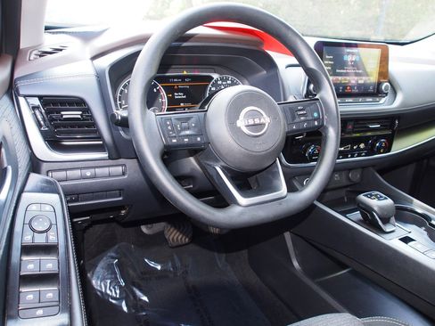 Used 2023 Nissan Rogue SV image 14