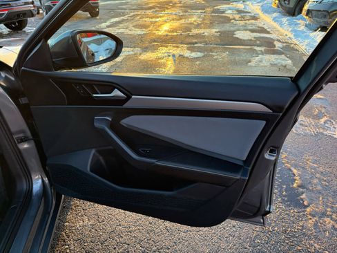 Certified 2025 Volkswagen Jetta SE w/ Sunroof Package image 9