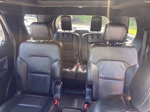 Used 2017 Ford Explorer XLT w/ Equipment Group 202A AWD/4WD image 19