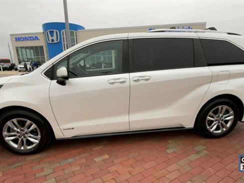 Used 2021 Toyota Sienna Limited image 6