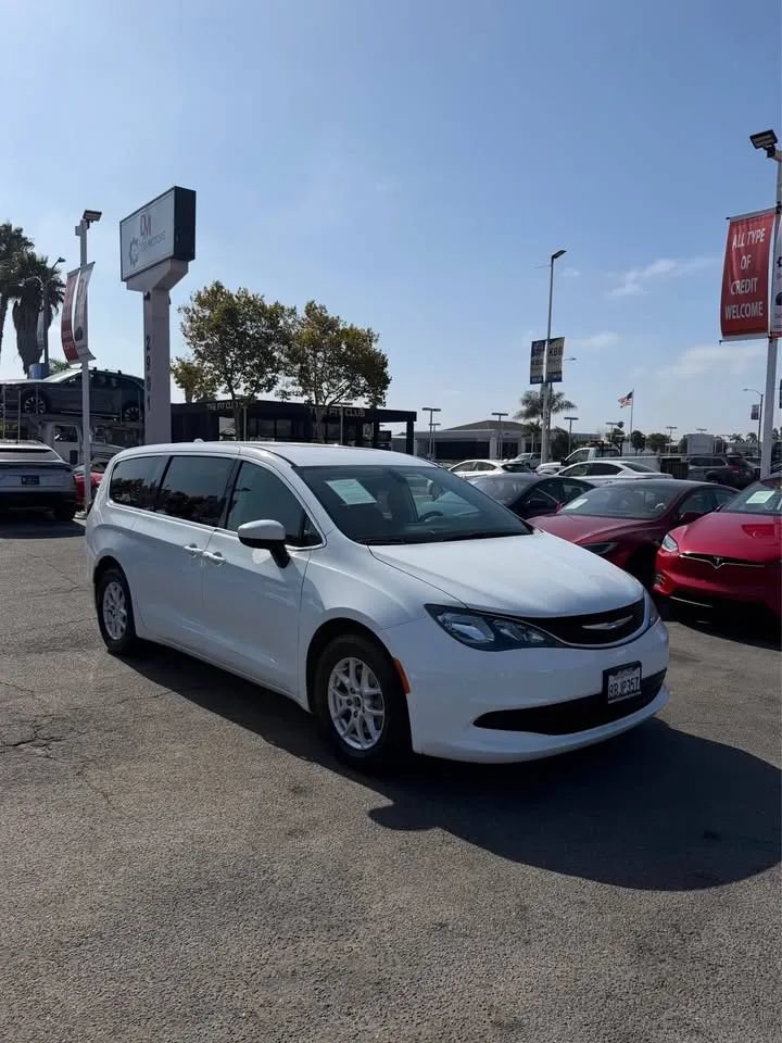 Used 2017 Chrysler Pacifica Touring FWD image 3