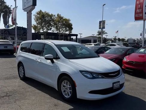 Used 2017 Chrysler Pacifica Touring FWD image 3
