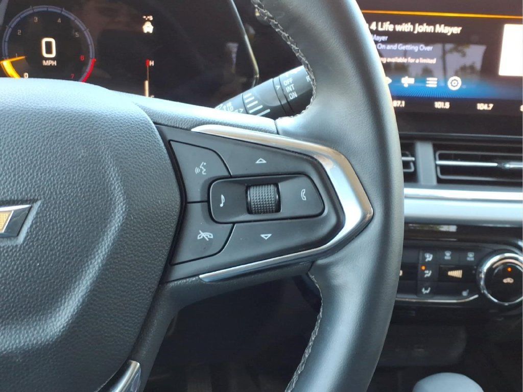 Used 2025 Chevrolet Trax LT w/ LT Convenience Package FWD image 13