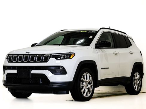 Used 2022 Jeep Compass Latitude w/ Sun and Sound Group AWD/4WD image 3