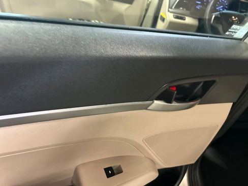 Used 2017 Hyundai Elantra SE image 39