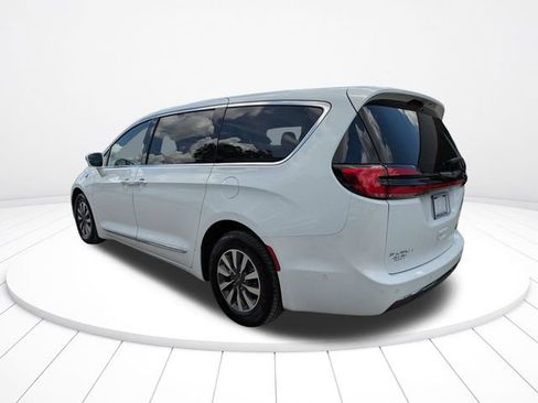 Used 2022 Chrysler Pacifica Limited w/ Uconnect Theater Family Group FWD image 6