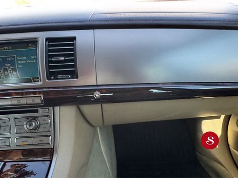 Used 2011 Jaguar XF image 17